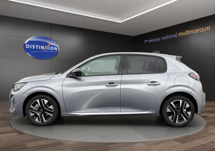 Peugeot 208 gris clair vue de profil côté gauche, avec jantes alliage et rétroviseurs noirs.
