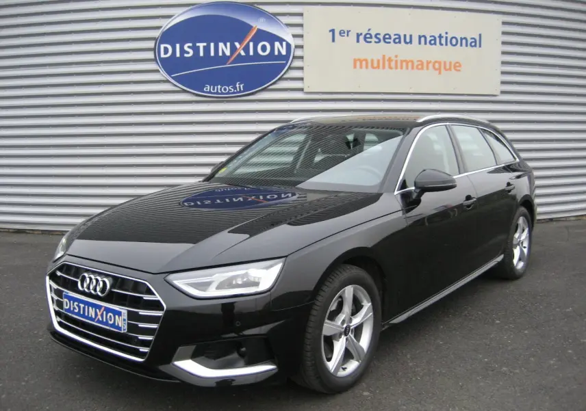 Audi A4 Avant noire vue en 3/4 avant droit, avec calandre chromée et jantes alliage cinq branches.