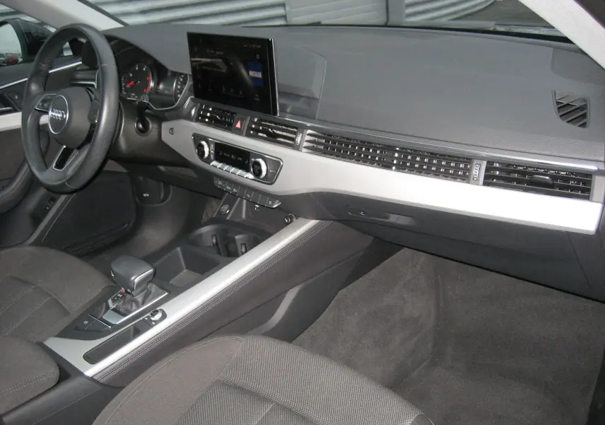 Intérieur de l'Audi A4 Avant 3.5 TDI 2022, vue côté conducteur sur tableau de bord et console centrale noire et argentée.