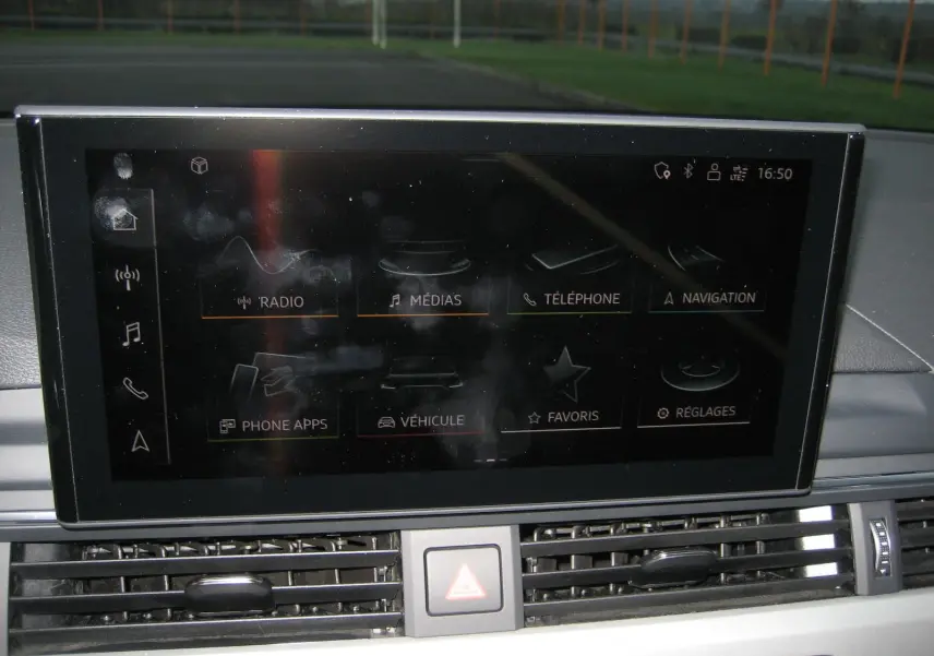 Écran tactile central de l'Audi A4 Avant 2022 noir, affichant les menus radio, médias, téléphone et navigation.