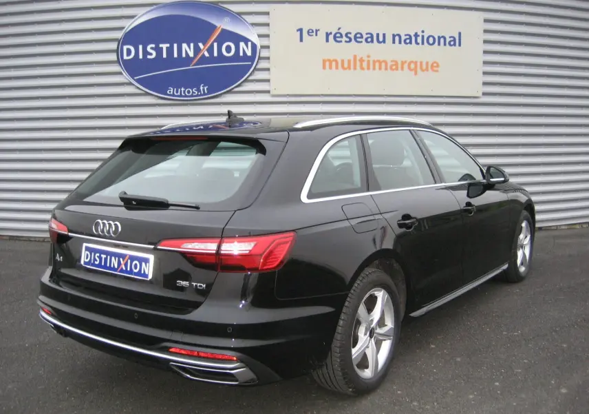 Audi A4 Avant 3.5 TDI noire vue en 3/4 arrière droit, soulignant ses feux LED et jantes alliage 17 pouces.