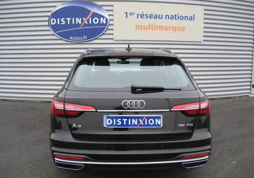 Vue arrière d'une Audi A4 Avant noire 2022 avec feux LED et double sortie d'échappement chromée.
