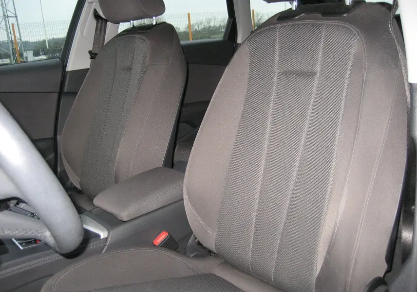 Intérieur de l'Audi A4 Avant 3.5 TDI 163 S Tronic Design 2022, vue rapprochée sur les sièges avant en tissu gris.