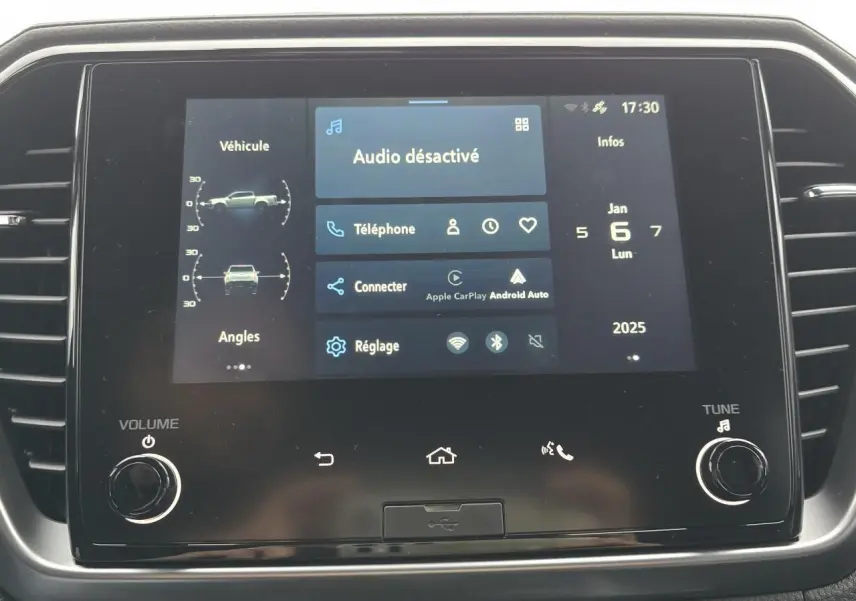 Écran tactile central du tableau de bord de l'Isuzu D-MAX 2025 affichant les options audio et connectivité.