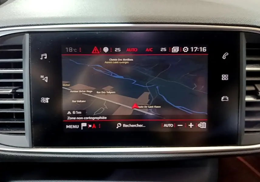 Écran tactile central du tableau de bord de la Peugeot 308 GT Line 2019 affichant la navigation en mode nuit.