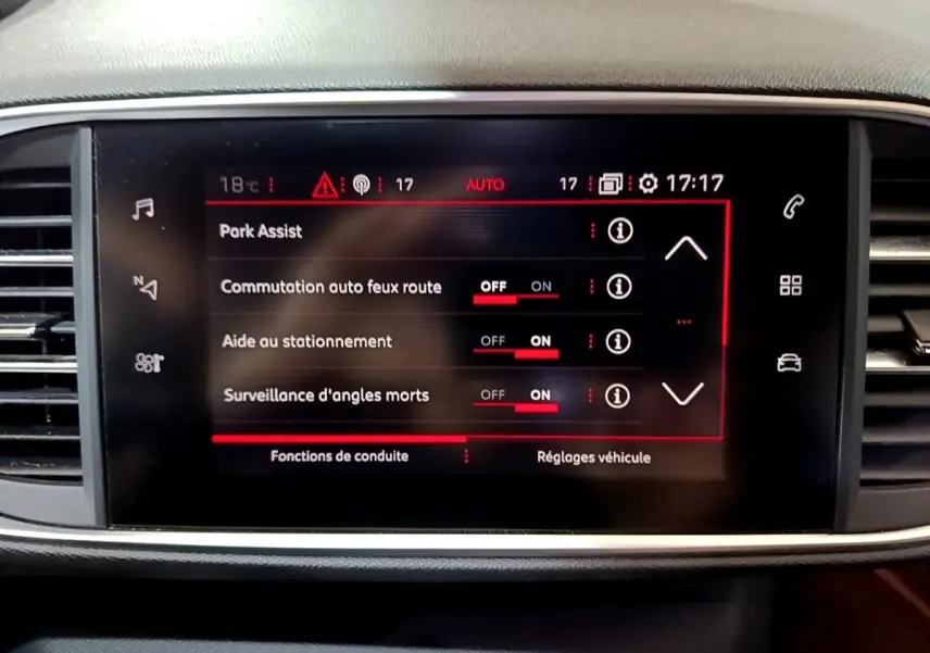 Écran tactile central de la Peugeot 308 GT Line 2019 affichant les options d'aide à la conduite en mode nuit.