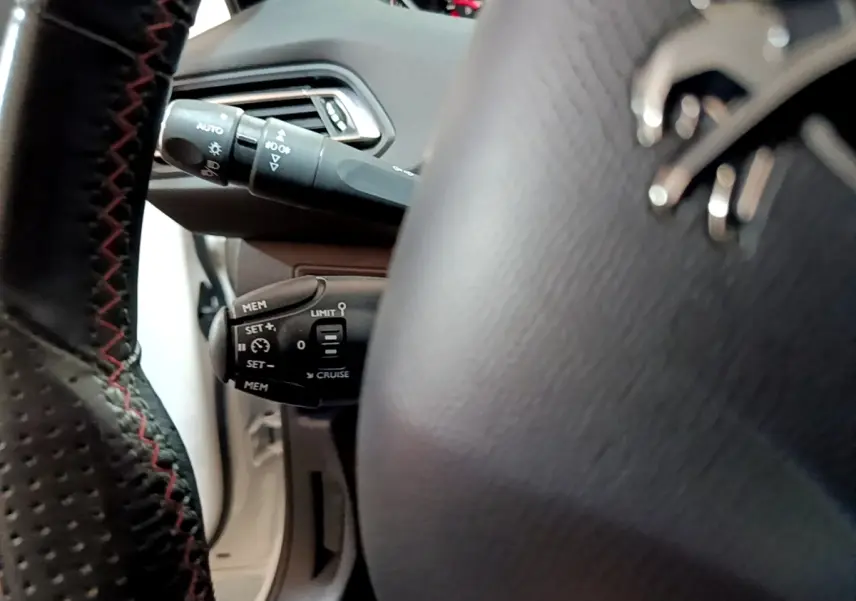 Gros plan sur le volant cuir noir de la Peugeot 308 GT Line 2019 avec commandes de régulateur de vitesse.