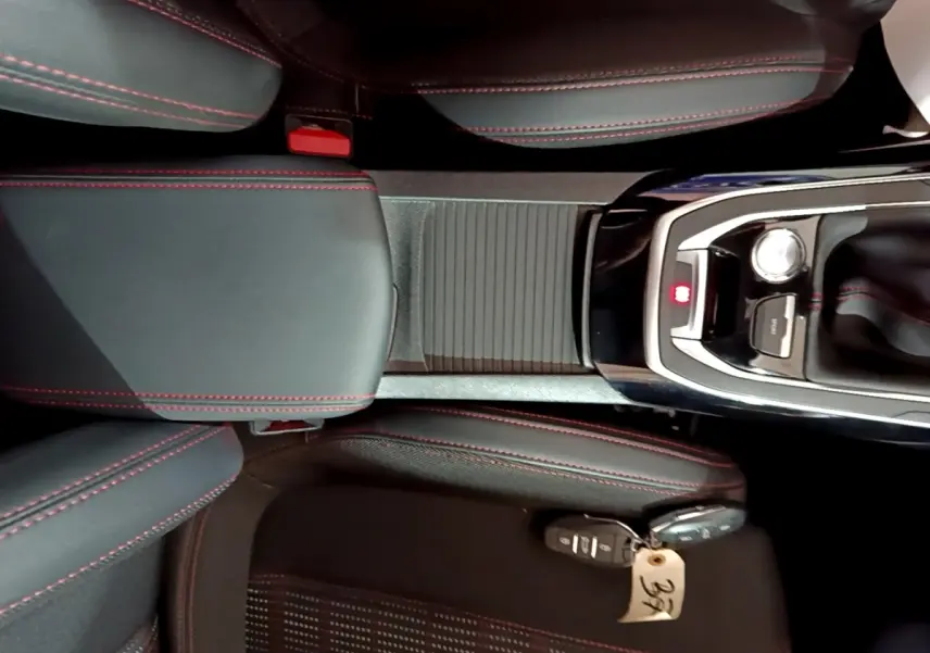 Vue plongeante sur la console centrale et sièges noirs avec surpiqûres rouges de la Peugeot 308 GT Line 2019