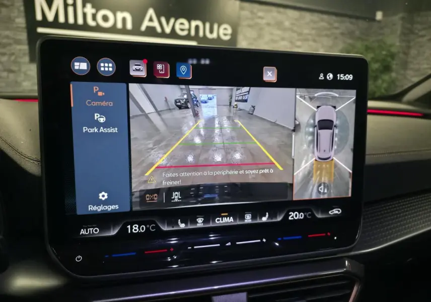 Écran tactile intérieur du CUPRA Formentor 2025 montrant l’assistance au stationnement avec vue caméra 360° et climatisation.