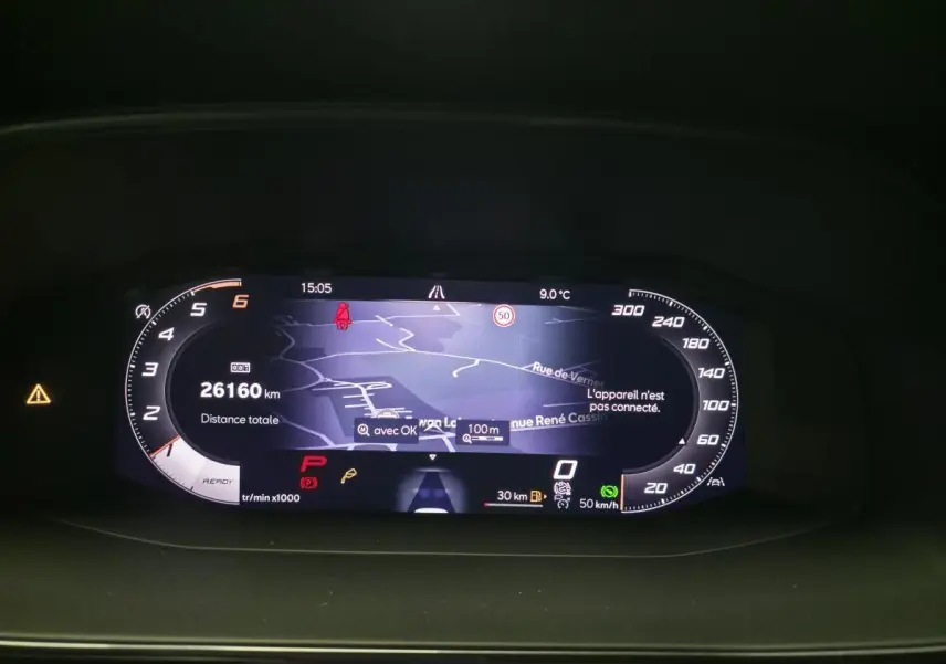 Vue rapprochée du combiné d'instruments digital du CUPRA Formentor gris, affichant la navigation et les informations de conduite.