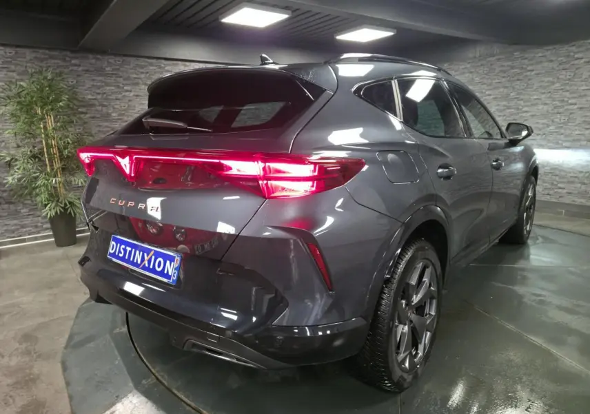 Vue 3/4 arrière droite du CUPRA Formentor gris avec feux arrière Tri-LED et jantes alliage 18 pouces.