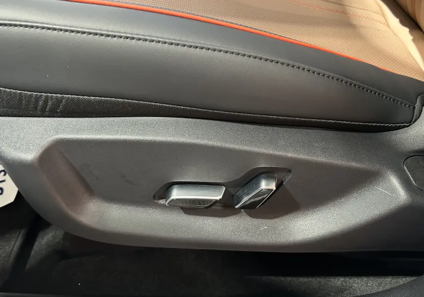 Détail des commandes électriques du siège en cuir marron de la BYD SEAL U 2025, vue côté droit.