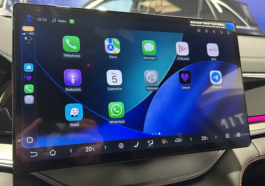 Écran tactile central du tableau de bord du BYD SEAL U 2025 affichant des applications connectées.