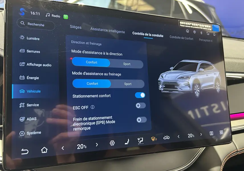 Écran tactile intérieur affichant les réglages d’assistance de conduite du BYD SEAL U en vue rapprochée.