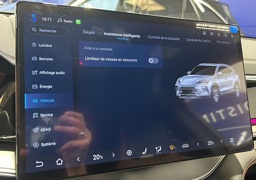 Écran tactile intérieur du BYD SEAL U montrant le menu d’assistance intelligente avec illustration du véhicule blanc.