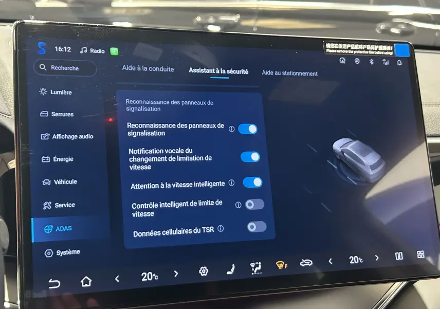 Écran tactile intérieur du BYD SEAL U affichant les réglages d'assistance à la sécurité et une vue 3D du véhicule.