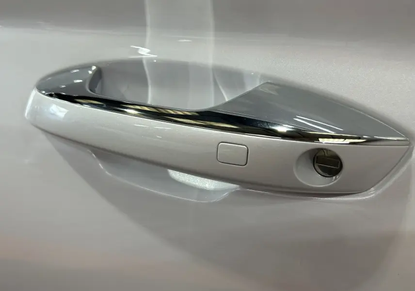 Poignée de porte côté droit en chrome et blanc nacré sur BYD SEAL U 2025 hybride rechargeable.