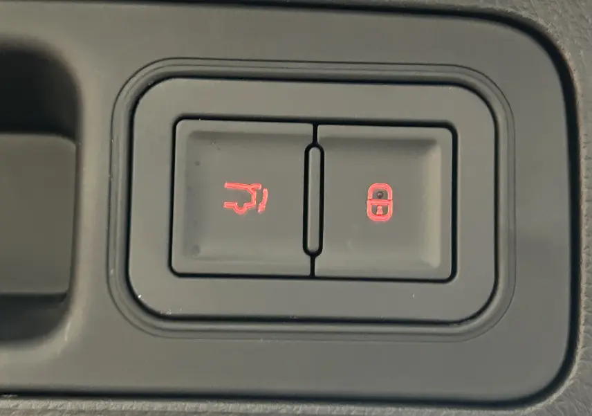 Gros plan sur les boutons de commande du hayon électrique et du verrouillage central du BYD SEAL U hybride rechargeable.