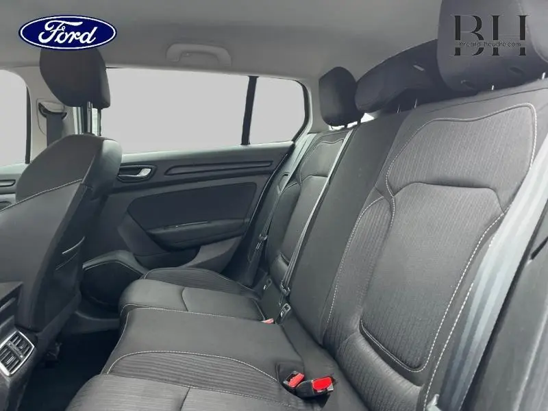 Vue intérieure côté droit de la banquette arrière noire d'une Renault Mégane Break 2020, sièges tissu avec appuie-têtes.