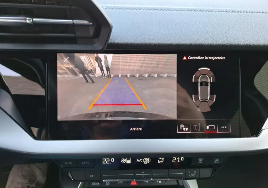 Vue intérieure de l'écran central affichant la caméra de recul et l'interface de stationnement de l'Audi A3 Sportback noire.