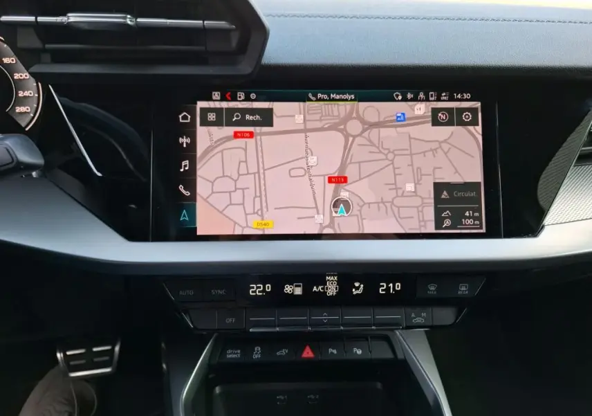 Vue rapprochée de l'écran central tactile et de la console de la Audi A3 Sportback 2023, affichant la navigation.