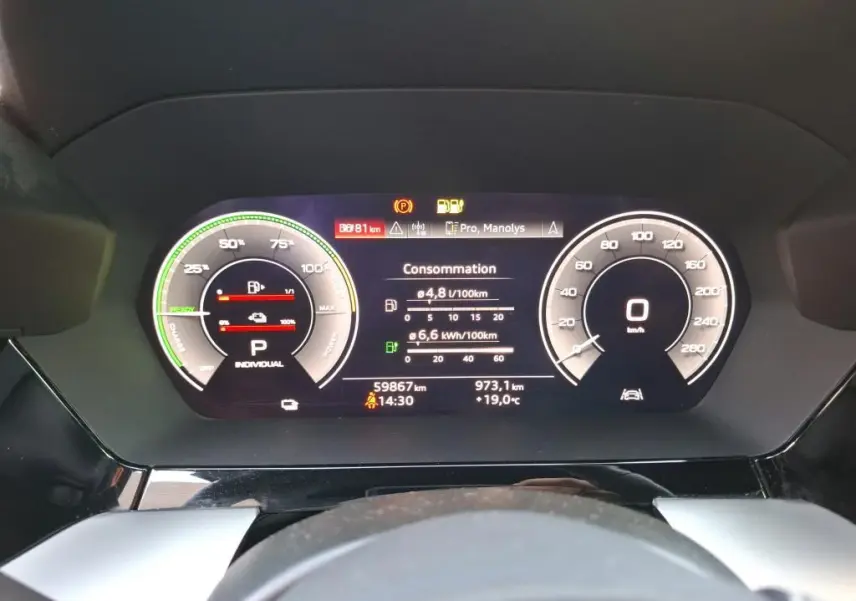 Vue rapprochée du tableau de bord numérique de l'Audi A3 Sportback 2023, affichant consommation et vitesse à zéro.