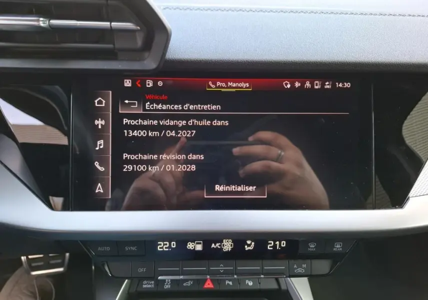 Écran central tactile intérieur de l’Audi A3 Sportback 2023 affichant les échéances d’entretien.