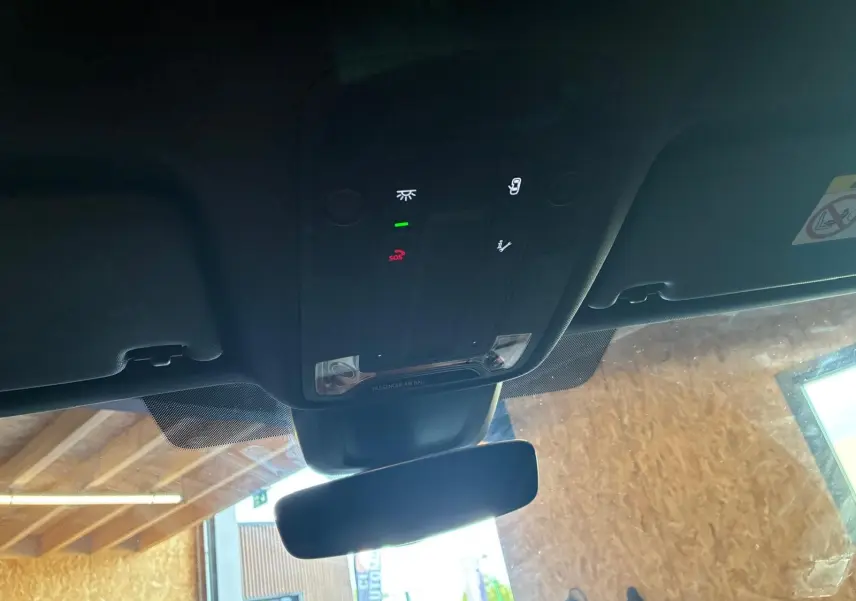 Vue intérieure du plafond noir de l'Audi A3 Sportback 2023 avec commandes d'éclairage et rétroviseur central.