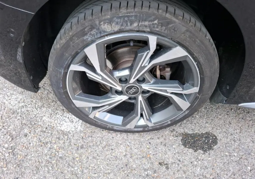 Gros plan sur la jante alliage 18'' gris graphite à 5 branches en Y de l'Audi A3 Sportback noire, roue avant droite.