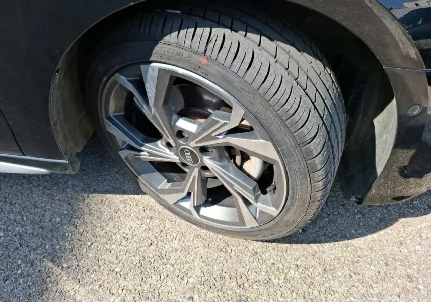 Gros plan sur la roue avant gauche noire d’une Audi A3 Sportback 2023 avec jante alliage 18'' gris graphite à 5 branches en Y.