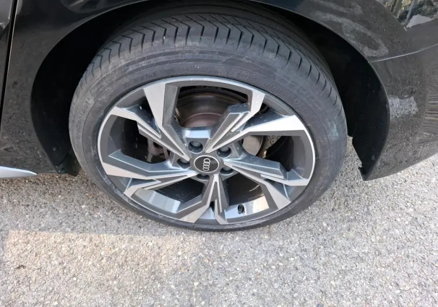 Gros plan sur la jante en alliage 18'' gris graphite à 5 branches en Y de l'Audi A3 Sportback noire côté arrière droit.