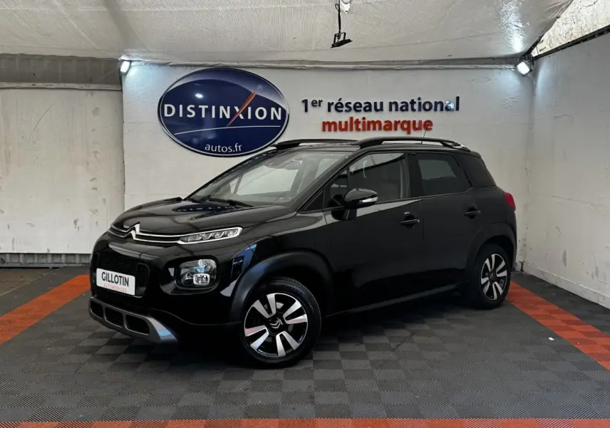 Citroën C3 Aircross noir en 3/4 avant droit, avec toit noir et jantes bi-ton distinctives.