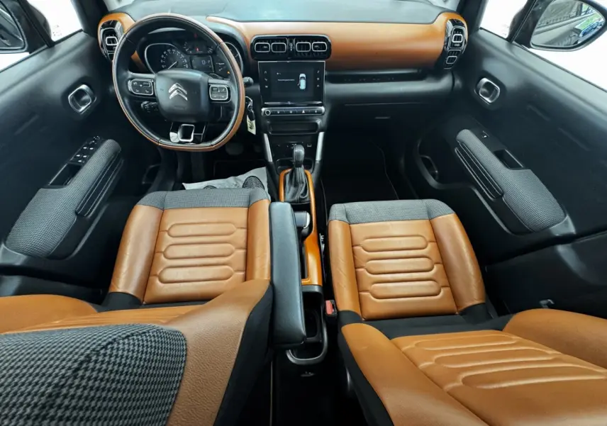 Vue intérieure avant du Citroën C3 Aircross 2020 avec sièges marron et tableau de bord noir et marron.