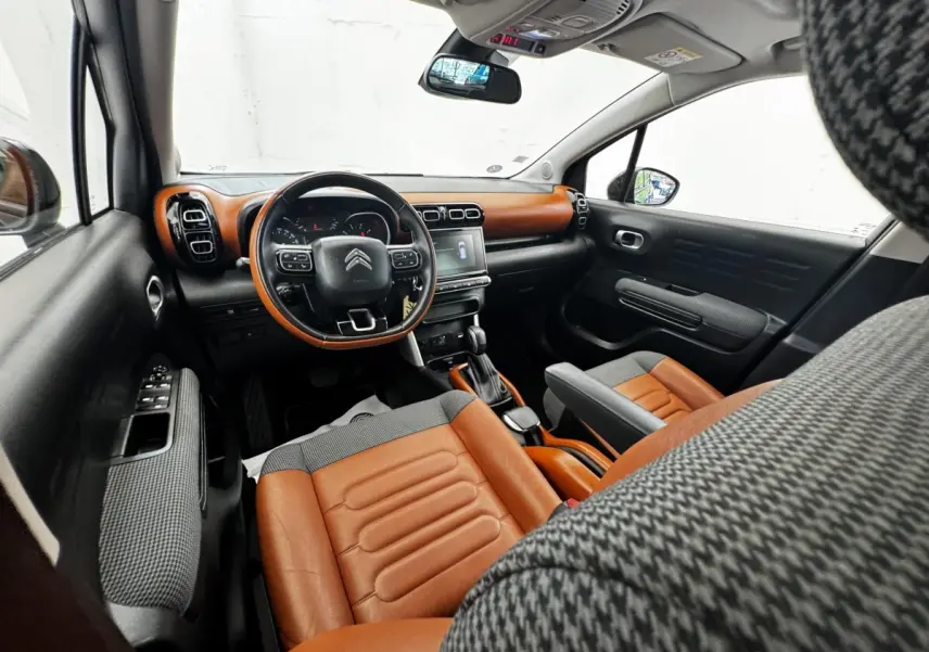 Intérieur vue avant droite du Citroën C3 Aircross 2020, sièges et tableau de bord marron et noir avec écran tactile.