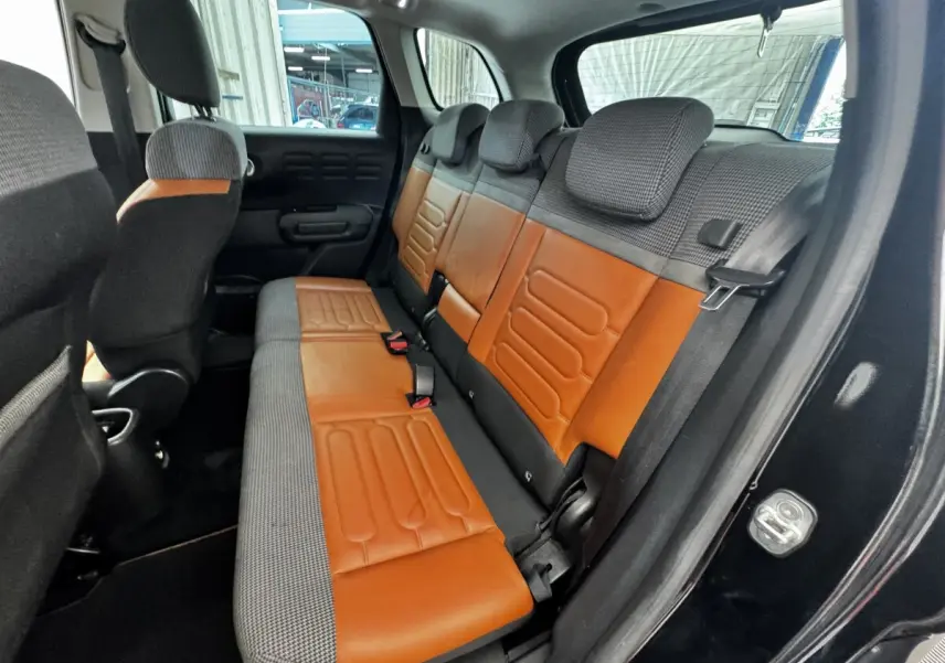 Vue intérieure côté droit sur la banquette arrière bicolore orange et gris du Citroën C3 Aircross noir 2020.