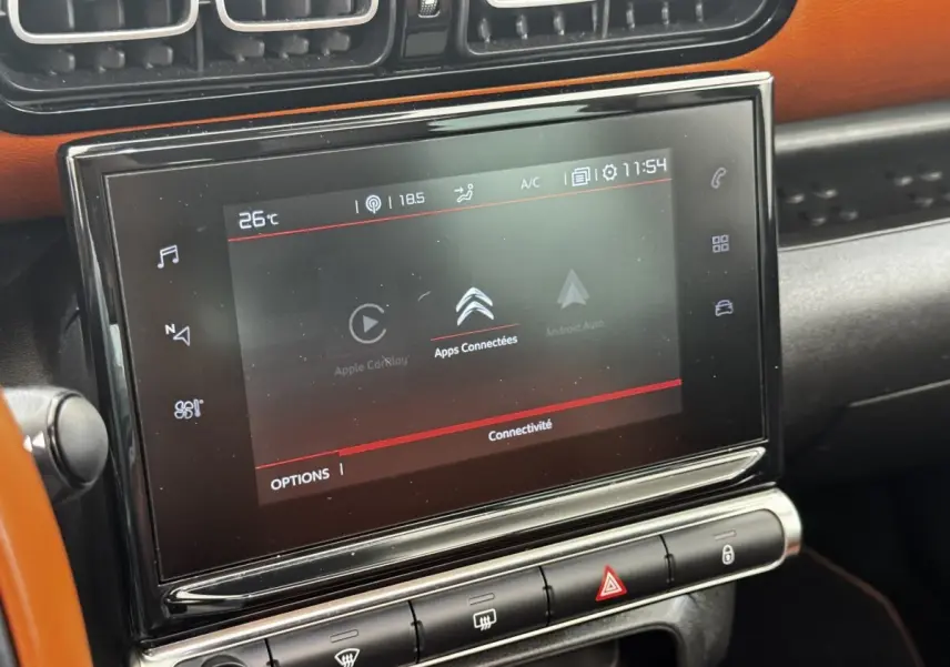 Gros plan sur l’écran tactile central noir du tableau de bord orange du Citroën C3 Aircross 2020 PureTech Shine Business.