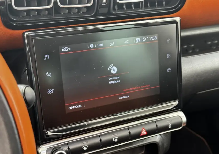 Écran tactile central noir affichant la connexion Bluetooth dans l’habitacle marron du Citroën C3 Aircross 2020.
