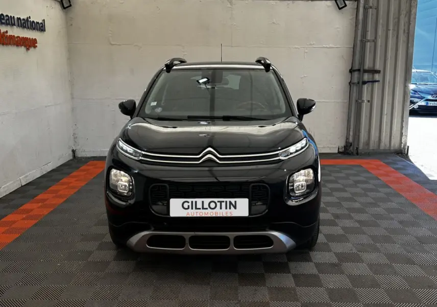 Vue avant d'un Citroën C3 Aircross noir avec calandre chromée et plaques d'immatriculation GILLOTIN.