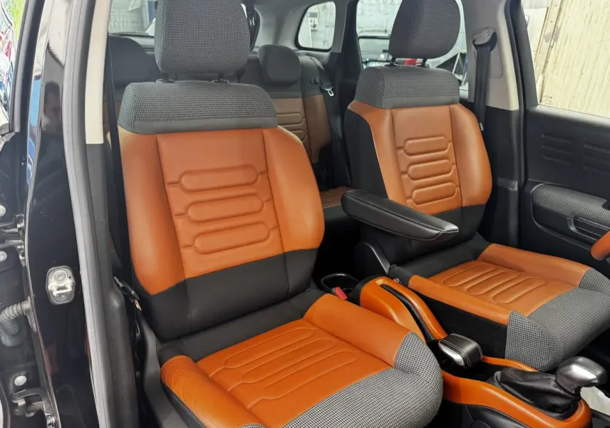 Vue intérieure côté conducteur de la Citroën C3 Aircross 2020, sièges bicolores cuir et tissu noir et marron.