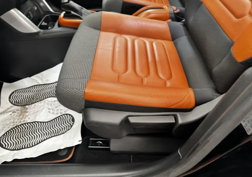 Gros plan sur le siège avant droit en cuir marron et tissu gris d'une Citroën C3 Aircross noire de 2020.