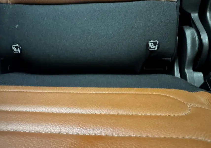 Gros plan sur la banquette arrière noire et marron du Citroën C3 Aircross, montrant les attaches Isofix.