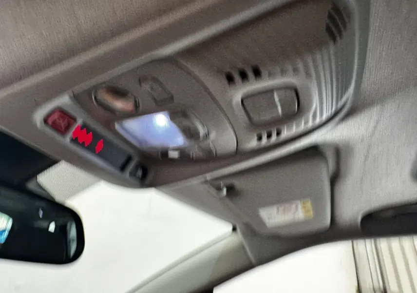 Plafonnier intérieur avec éclairage et commandes, vue depuis l'avant droit du Citroën C3 Aircross noir.