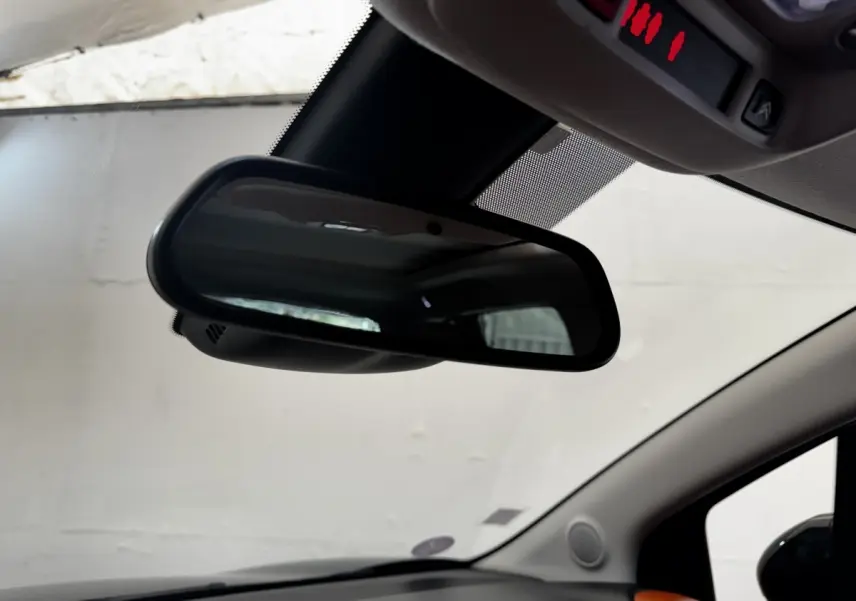 Rétroviseur intérieur de la Citroën C3 Aircross 2020 PureTech 130 noir, vue rapprochée côté conducteur.