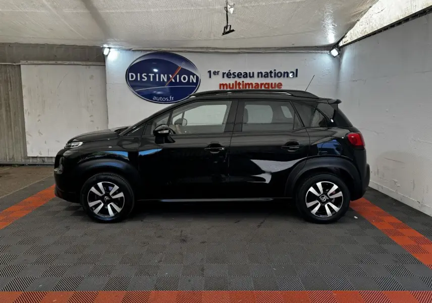 Profil latéral droit d'un Citroën C3 Aircross noir 2020, avec jantes alliage et barres de toit noires visibles en intérieur.