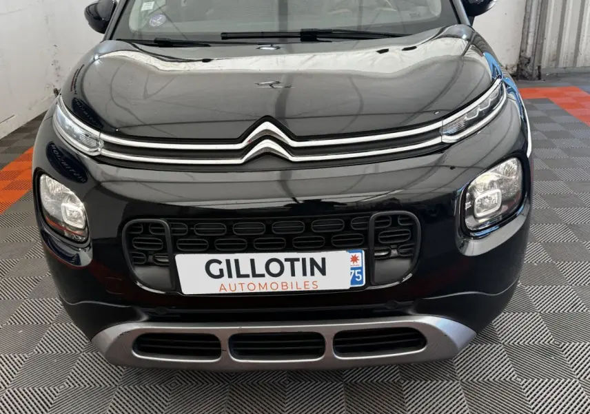 Vue avant rapprochée d'une Citroën C3 Aircross noire avec calandre distinctive et plaques d'immatriculation GILLOTIN.