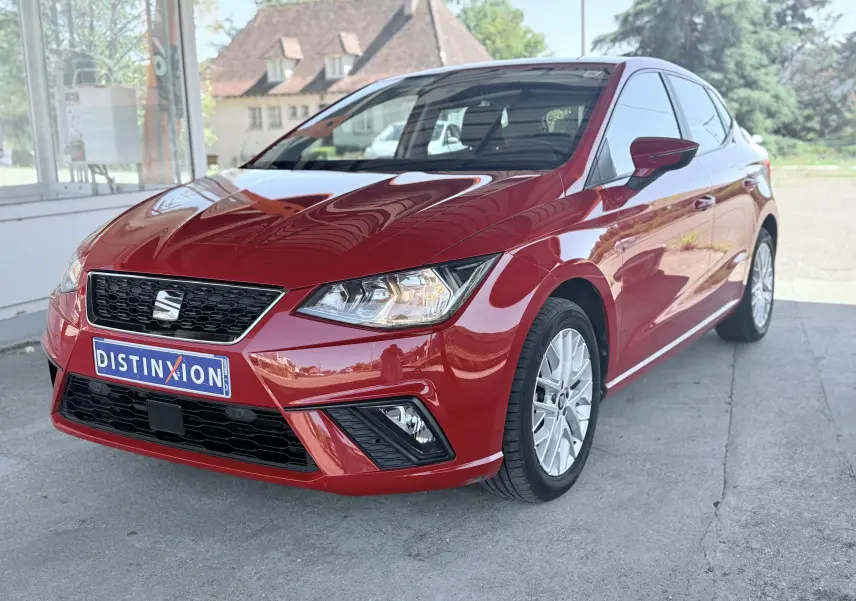 SEAT Ibiza rouge passion vue 3/4 avant droit, mettant en valeur ses phares et jantes alliage argentées.