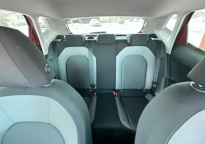 Vue intérieure arrière montrant les sièges arrière gris clair et foncé d'une SEAT Ibiza 2020, avec ceintures visibles.