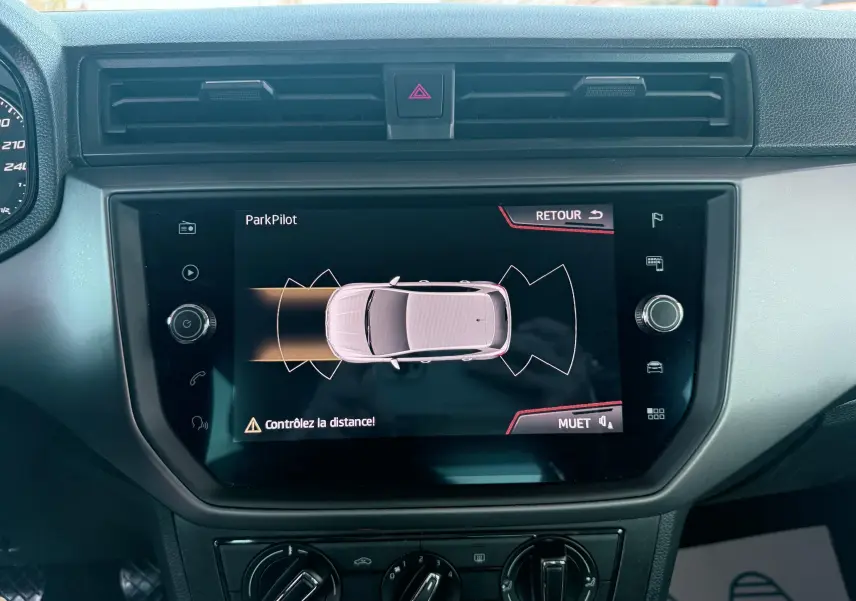 Écran tactile central de la SEAT Ibiza 2020 affichant l'alerte ParkPilot pour le contrôle de distance en marche arrière.