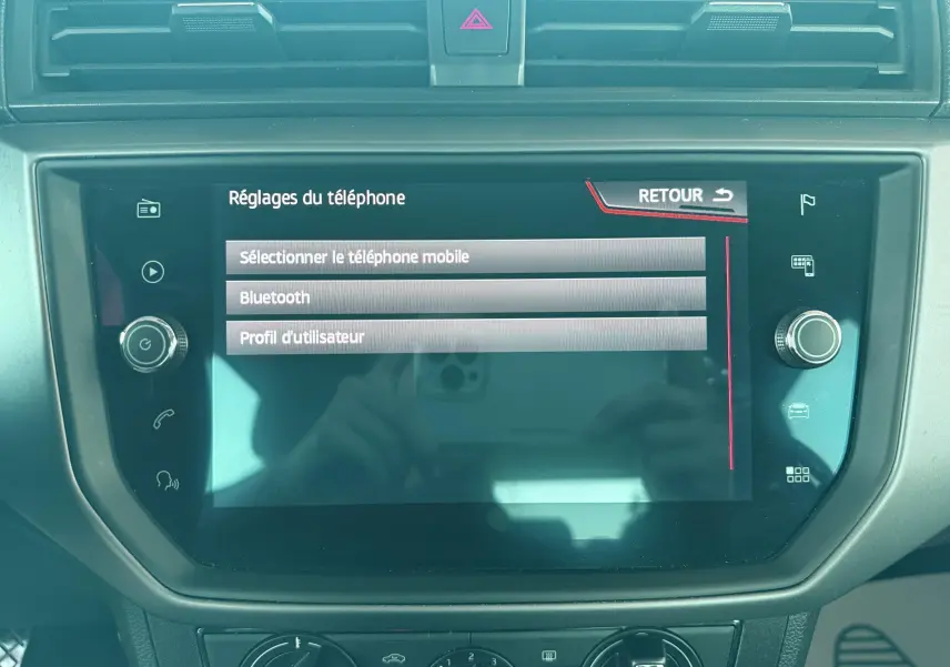 Écran tactile central du tableau de bord de la SEAT Ibiza 2020 affichant les réglages téléphone.
