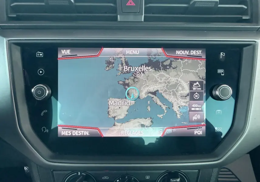 Écran tactile du GPS de la SEAT Ibiza 2020 affichant une carte centrée sur l'Europe avec Madrid et Bruxelles.